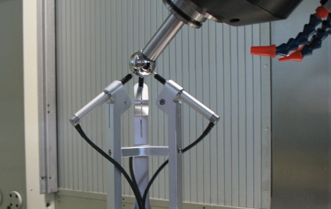 Device used to measure and automatically compensate head geometric error